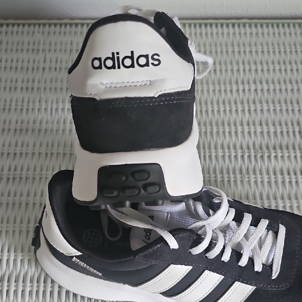 LIKE NEW! Iconic Adidas Classic Black and White Sneakers. M-8.5/W-10. - Picture 10 of 12